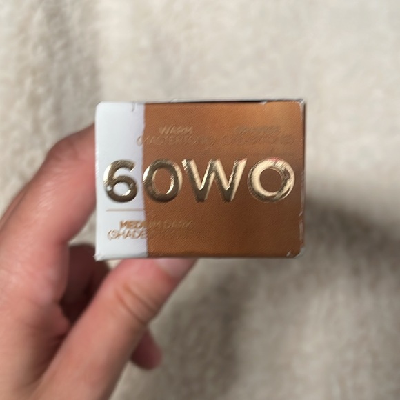 NEW urban decay stay naked weightless liquid foundation Shade 60WO - Picture 2 of 3